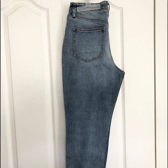 No Boundaries | Juniors High Rise Mom Jeans - Picture 5 of 6